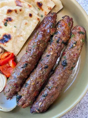  Seekh Kebab: Ein saftiges Geschmackserlebnis mit würziger Pflanzennote und cremiger Joghurtsauce!