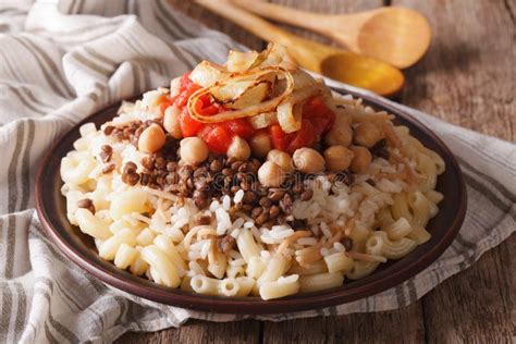  Kushari - Eine kulinarische Reise durch den Orient mit pikanten Aromen und cremiger Güte!